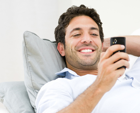 الإمارات تقود السبق العالمي في استخدام الهواتف الذكية